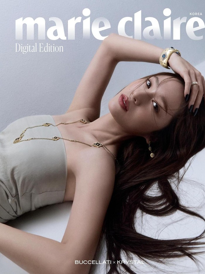 Krystal menunjukkan pesonanya melalui berbagai jenis pakaian yang stylish, dipadukan dengan perhiasan mewah dari Buccellati. Dari kalung, cincin, hingga gelang, setiap detail menambah keanggunan dan kesan glamor pada penampilannya./ Foto: X.com/marieclaire