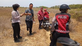 Keliling Naik Motor, Risma Temui Warga Sampang Bicara Solusi Banjir