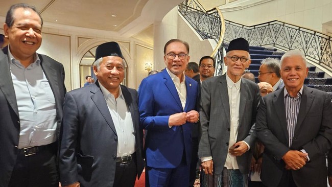 Chairman CT Corp, Chairul Tanjung (CT) menjadi pembicara kunci dalam Forum Serantau Yayasan Pembangunan Ekonomi Islam Malaysia (YAPEIM) di Malaysia.