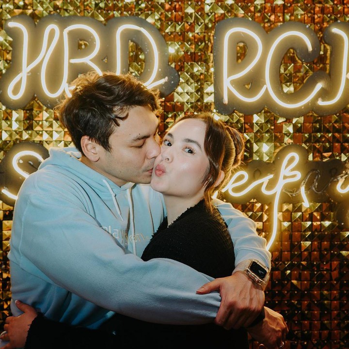 <p>Hampir dua tahun menikah dengan Chelsea Islan, Rob Clinton termasuk jarang tersorot publik. Namun, ia menjadi suami yang sangat membahagiakan istrinya. <em>"Love of my life,</em>" tulis Chelsea dalam salah satu unggahan foto mereka. (Foto: Instagram @robclintonkardinal @chelseaislan)</p>