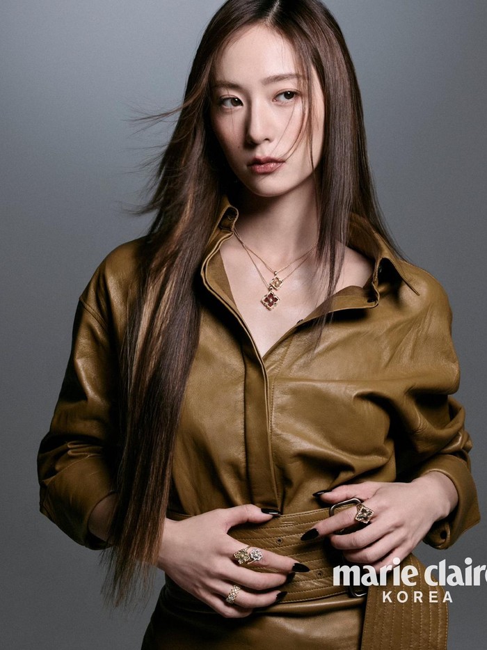 Dalam balutan baju leather coklat, Krystal kali ini menampilkan sedikit bagian lehernya, memperlihatkan kalung cantik dari brand Buccellati. Aksesori tersebut membuatnya semakin bersinar, menambah kesan glamor dan percaya diri./ Foto: X.com/marieclairekr