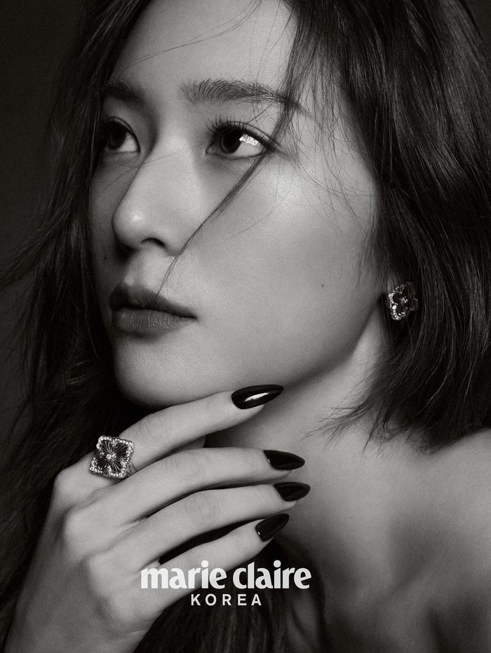 Dari sudut manapun, kecantikan Krystal tampak sempurna, terutama dalam foto ini yang menonjolkan side profile-nya yang menawan. Cincin dan kuku yang elegan menambah kesan feminin pada penampilannya./ Foto: X.com/marieclairekr