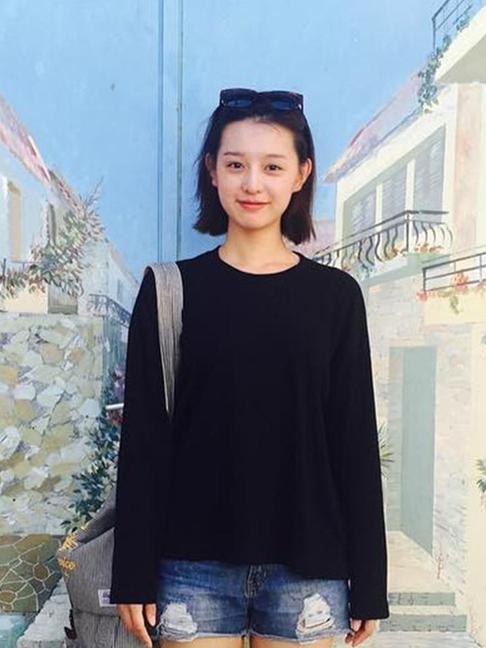 Di kehidupan sehari-hari, Kim Ji Won kerap bergaya kasual tanpa makeup tebal. Dalam postingan pertamanya di Instagram pada 2016, Kim Ji Won tampil santai dengan celana pendek denim dan kaus lengan panjang berwarna hitam./ Foto: Instagram/geewonii