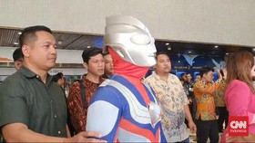 Anggota DPR Jamaludin Malik Hadiri Pelantikan Pakai Kostum Ultraman