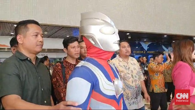 Anggota DPR RI terpilih dari Partai Golkar yang menghadiri pelantikan dengan kostum Ultraman, Jamaludin Malik, mempunyai harta kekayaan sejumlah Rp3,8 miliar.