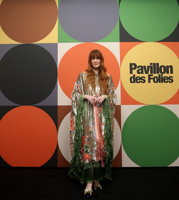 Gaya dalam tema maksimalisme juga dijumpai sebagai outfit Florence Welch. Gaun metalik dengan pinggiran tassels hijau sudah cukup mencuri perhatian. Meski demikian, ia mengenakan sepatu metalik yang serasi dengan busana/ Foto: Courtesy of Valentino