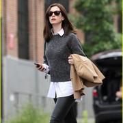 Get The Look: Ide Outfit Smart Casual ala Anne Hathaway, Modis dan Comfy!