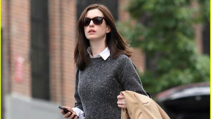 Get The Look: Ide Outfit Smart Casual ala Anne Hathaway, Modis dan Comfy!