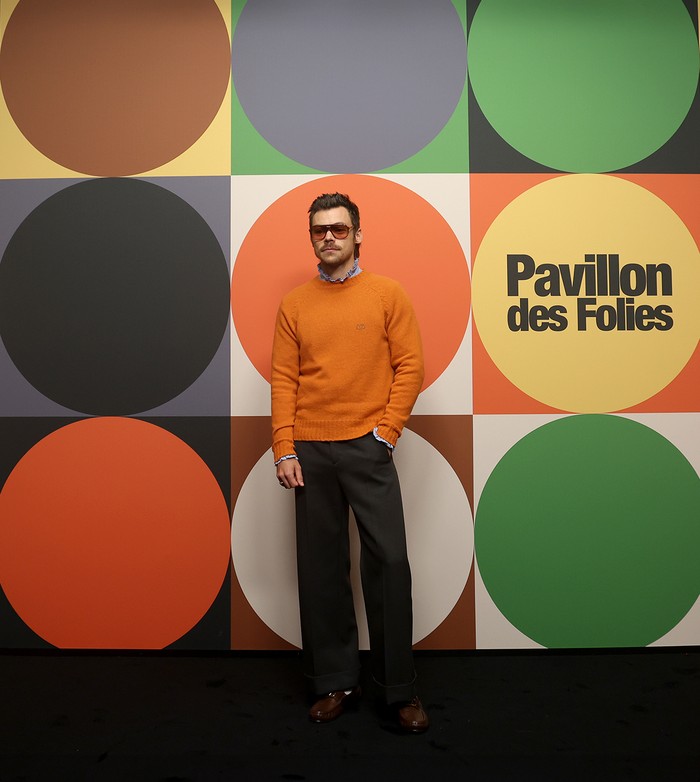 Harry Styles tak melewatkan momen penting sahabatnya, Direktur Kreatif Valentino Alessandro Michele. Saat menyaksikan peragaan koleksi Spring/Summer 2025, penyanyi asal Inggris itu tampil kasual dan simpel dalam balutan sweater oranye yang melapisi kemeja lilac kerah ruffles, dikombinasi celana hitam yang membuat warna atasan semakin menyala/ Foto: Courtesy of Valentino