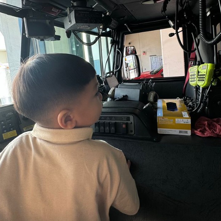 <p>Tidak hanya itu, Issa juga dibiarkan menikmati pengalaman ketika berada di dalam mobil pemadam kebakaran. Ia pun memerhatikan setiap detail yang ada di dalam mobil tersebut. (Foto: Instagram: @nikitawillyofficial94)</p>