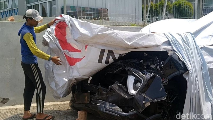 Kecelakaan di Batang Penampakan Fortuner milik Kapolres Boyolali yang mengalami kecelakaan di Tol Batang, Selasa (1/10/2024).