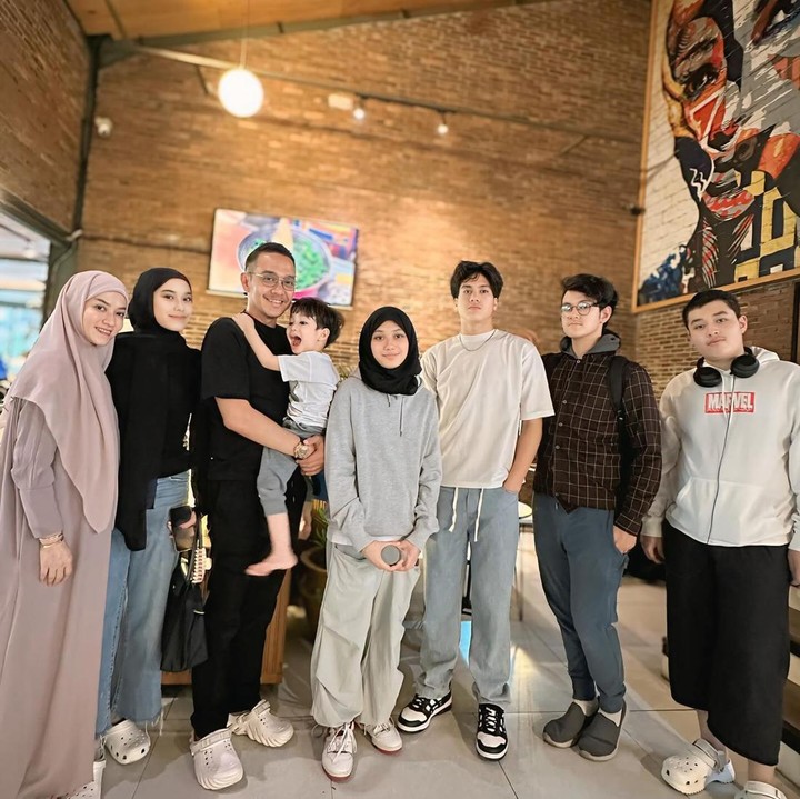 <p>Sebelum membangun rumah tangga bersama, Fadlan dan Lyra Virna membawa anak dari pernikahan mereka sebelumnya. Fadlan dikaruniai tiga orang anak yaitu Zidane serta si kembar Mikhail dan Chiara. Sementara itu, Lyra membawa dua orang anak yakni Queizal dan Queisha. Fadlan dan Virna kemudian dikaruniai putra bernama Khaleed. Foto: Instagram @lyravirna)<br /><br /><br /></p>