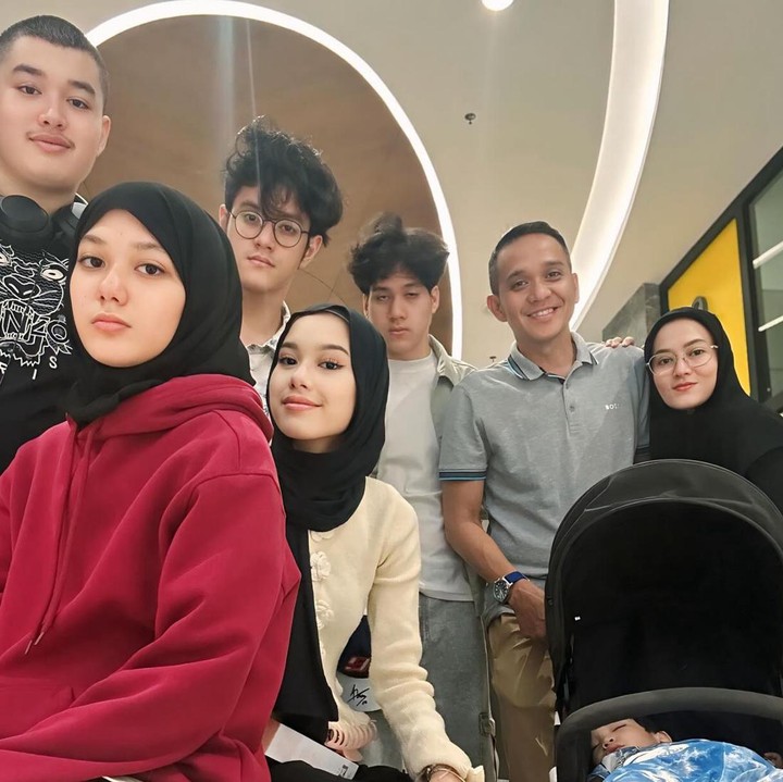 <p>Kali ini, Lyra kembali membagikan potret keharmonisan keluarganya di media sosial. Ia dan Fadlan mengajak anak-anak mereka menikmati quality time usai masa ujian sekolah. (Foto: Instagram @lyravirna)<br /><br /><br /></p>
