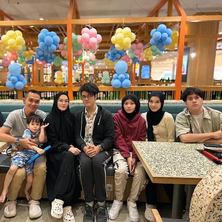 <p><em>MasyaAllah tabarakAllah</em>, <em>Alhamdulillah</em> kumpul setelah selesai ujian kakak-kakak. Barakallahu fiik," tulis Lyra Virna dalam unggahan fotonya. (Foto: Instagram @lyravirna)<br /><br /><br /></p>