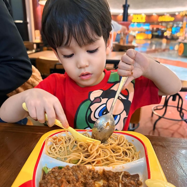 <p>Di momen ulang tahun sang kakak, si bungsu Muhammad Khaleed Al-Fatih malah tampak sibuk menyantap makanannya, nih. Bikin gemas ya, Bunda? (Foto: Instagram @lyravirna)</p>