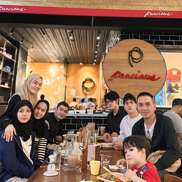 <p>Di kesempatan ini, Lyra dan Fadlan mengajak keenam anaknya jalan-jalan dan makan di restoran. Agenda ini terasa semakin spesial karena jatuh bertepatan dengan momen ulang tahun anak. (Foto: Instagram @lyravirna)<br /><br /><br /></p>