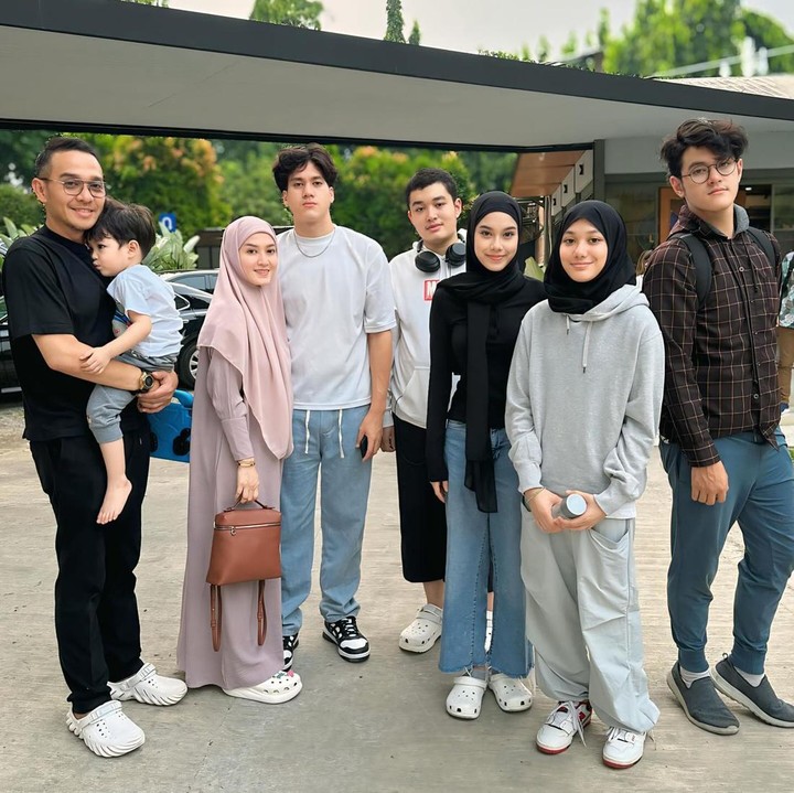 <p>Lyra Virna dan Fadlan Muhammad dikenal sebagai pasangan artis yang harmonis. Mereka membangun keluarga besar yang rukun, Bunda. (Foto: Instagram @lyravirna)<br /><br /><br /></p>