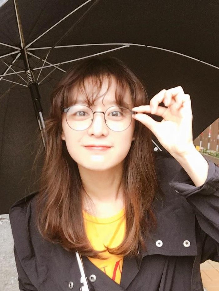 Ketika membintangi drakor Fight for My Way pada 2017, Kim Ji Won berperan sebagai Choi Ae Ra yang terkenal dengan aegyo-nya. Di era ini, Kim Ji Won tampil menggemaskan dengan rambut dan poni ikal./ Foto: Instagram/geewonii