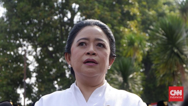 Ketua DPP PDIP Puan Maharani terlihat berkawan berbincang berbareng Presiden Joko Widodo (Jokowi) dan Presiden terpilih Prabowo Subianto.