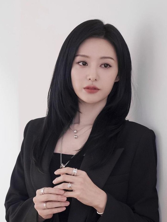 Kim Ji Won tampil luxurious kala menghadiri event BVLGARI Studio beberapa waktu lalu. Ia memadukan flare pants dan blazer crop serba hitam, sehingga perhiasan yang dikenakannya bisa lebih menonjol./ Foto: Instagram/geewonii