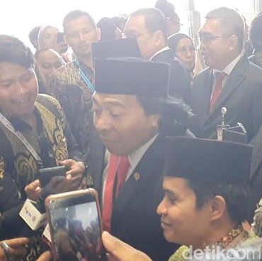 Reaksi Komeng Diteriaki 'Uhuy' di Gedung DPR RI