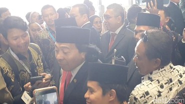 Reaksi Komeng Diteriaki 'Uhuy' di Gedung DPR RI
