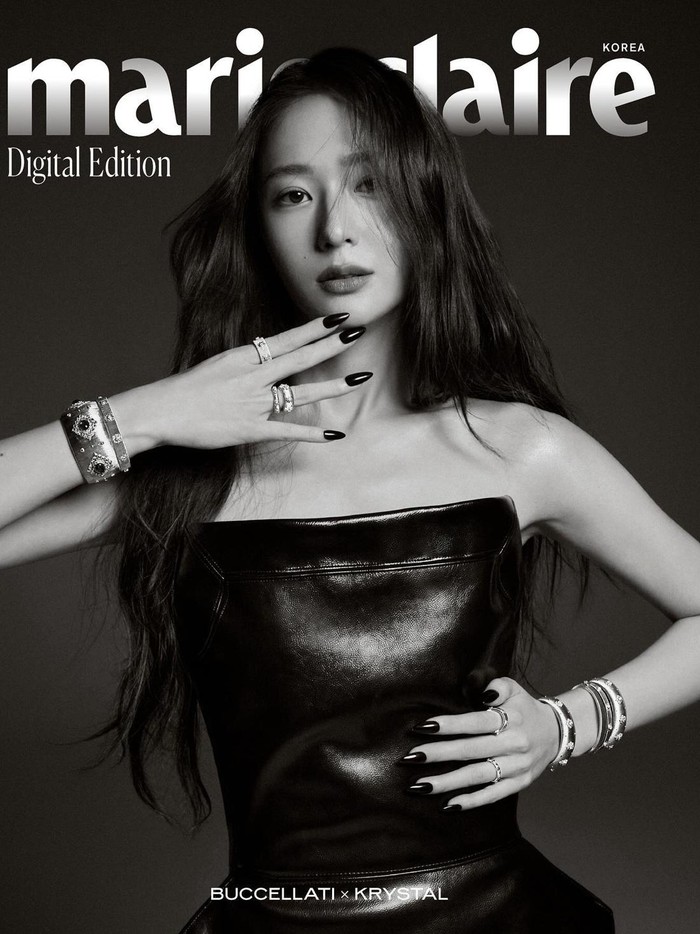 Krystal menunjukkan pesonanya melalui berbagai jenis pakaian yang stylish, dipadukan dengan perhiasan mewah dari Buccellati. Dari kalung, cincin, hingga gelang, setiap detail menambah keanggunan dan kesan glamor pada penampilannya./ Foto: X.com/marieclaire
