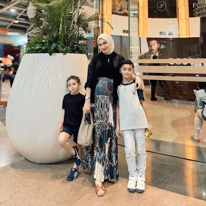 <p>Melody Prima hamil anak ketiga setelah hampir dua bulan menikah dengan Ilham Akbar Prawira. Sebelumnya, Melody telah dikaruniai dua anak, Achmad Ibrahim Al-Khalifi dan Muhammad Raffasya Arshaka Setiyadi, dari pernikahan pertamanya yang kandas dengan Tommy Bagus. (Foto: Instagram @melodyprima)</p>