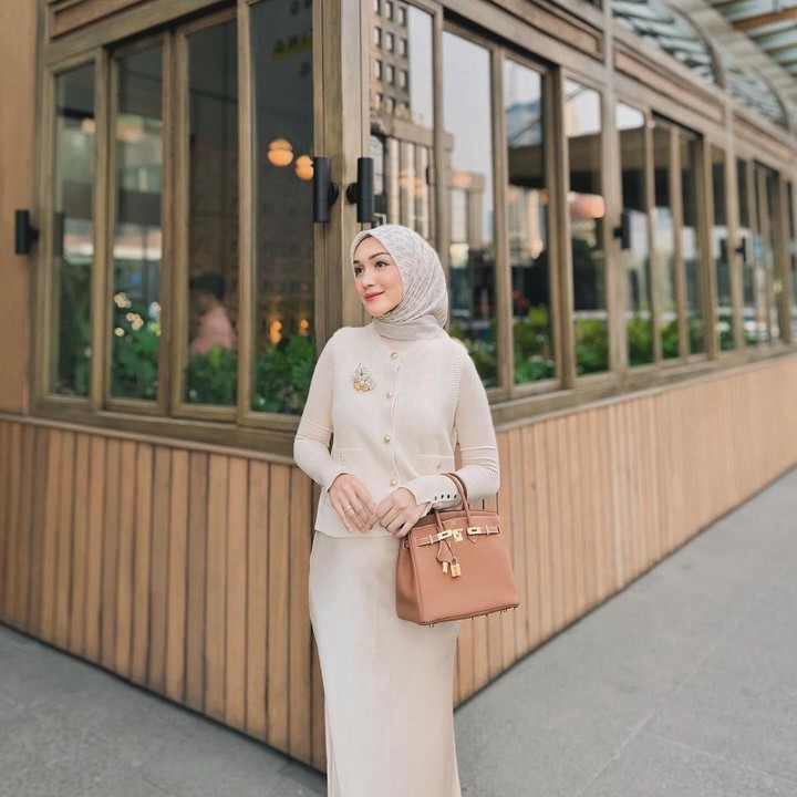 <p>Melalui unggahan di Instagram, Melody membagikan potret saat tengah <em>me time</em> bersama sahabatnya. Dalam unggahan ini, Melody mengaku sedang menikmati masa-masa kehamilan ketiganya. "<em>enjoying my third pregnancy era</em>," tulisnya. (Foto: Instagram @melodyprima)</p>