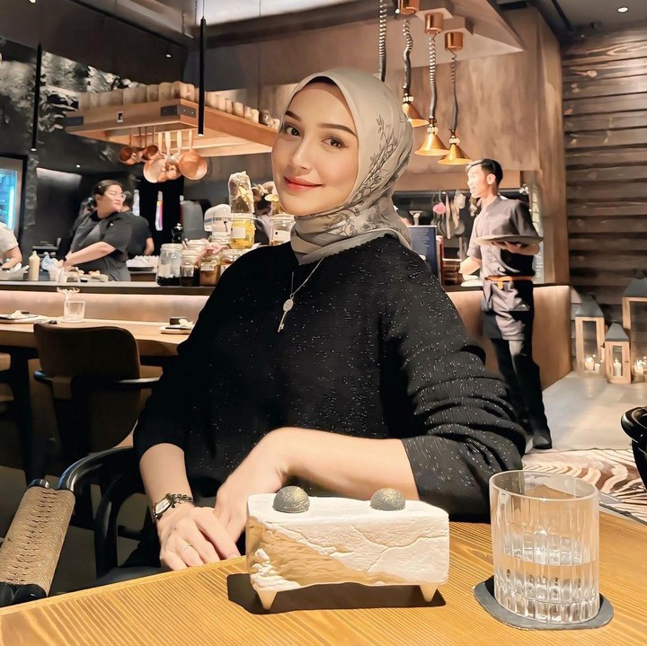 <p>Artis Melody Prima saat ini tengah hamil anak ketiga, Bunda. Perempuan 29 tahun ini mengumumkan kabar kehamilan ketiganya setelah hampir dua bulan menikah dengan Ilham Akbar Prawira pada Mei 2024. (Foto: Instagram @melodyprima)</p>