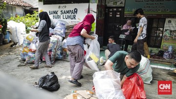 FOTO: 'Tambang' Emas dari Tumpukan Sampah di Pesanggrahan