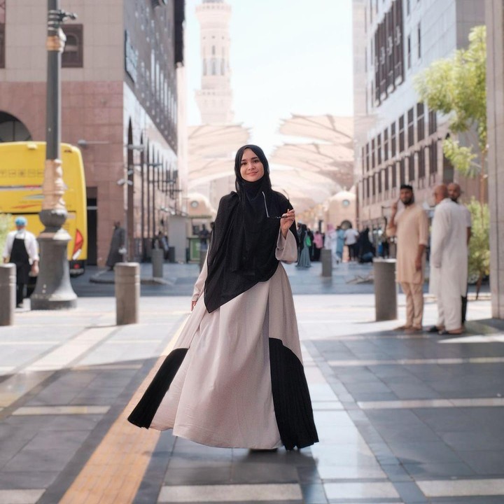 <p>Selama di Tanah Suci, Michelle Ziudith juga berbagi momen saat menelusuri jalan di sana. Dalam satu momen, perempuan bernama lengkap Michelle Ziudith Waselly ini tampil cantik mengenakan baju muslim berwarna senada dengan jilbabnya. (Foto: Instagram @michelleziu)</p>
