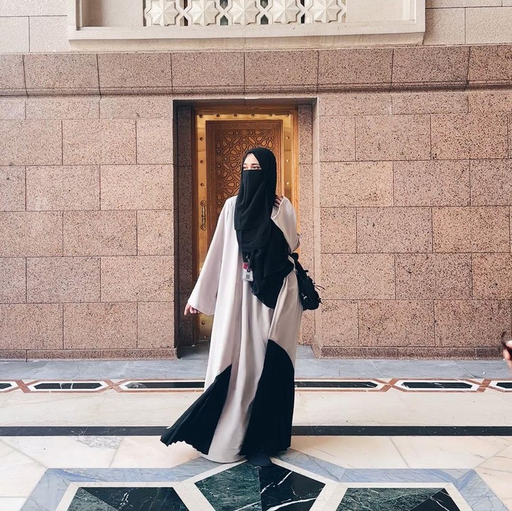 <p>Di potret lainnya, Michelle Ziudith tampak mengenakan niqab atau cadar yang menutupi sebagian wajahnya. Melalui unggahan ini, Michelle Ziudith menuliskan doa penuh makna untuk sesama muslim. "<em>MasyaAllah</em>… panggil semua saudara saudara Muslimku selalu kesini YaAllah," tulisnya. (Foto: Instagram @michelleziu)</p>