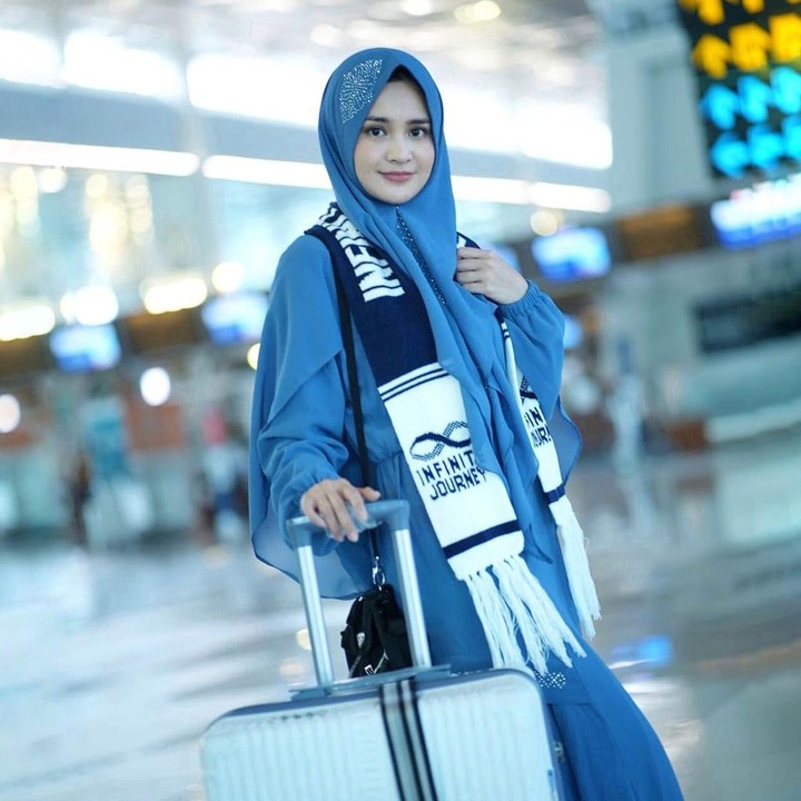 <p>Aktris Michelle Ziudith sedang menunaikan ibadah umrah, Bunda. Perempuan 29 tahun ini membagikan potret perjalanannya selama ibadah di Tanah Suci melalui unggahan di media sosial. "<em>Bismillah</em> jalan Umroh hari ini. Mohon maaf lahir batin semuanya," tulisnya di salah satu unggahan. (Foto: Instagram @michelleziu)</p>
