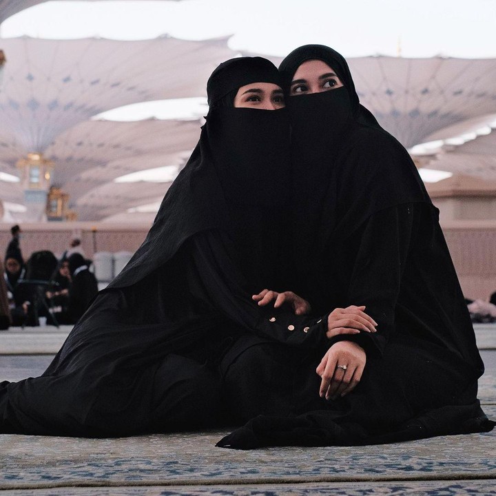 <p>Michelle Ziudith tak sendiri menunaikan ibadah umrah. Ia pergi ke Tanah Suci bersama Eliza Sifa, <em>content creator</em> yang viralkan kisah <em>Ipar Adalah Maut</em>. Seperti diketahui, Michelle Ziudith memerankan tokoh utama di film populer yang berkisah tentang perselingkuhan tersebut. (Foto: Instagram @michelleziu)</p>