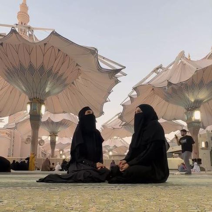 <p>Dalam video singkat yang diunggahnya, Michelle Ziudith tampak berbincang serius dengan Eliza Sifa di area Masjid Nabawi, Madinah. Michelle Ziudith ternyata sedang bicara 'dari hati ke hati' dengan Eliza Sifa untuk melepaskan sosok Nisa yang diperankannya di film Ipar Adalah Maut. "<em>Deeptalk</em>, melepaskan dan mengikhlaskan mbak Nisa , dan kembali… terimakasih kakaa," ujar aktris kelahiran Medan ini. (Foto: Instagram @michelleziu)</p>