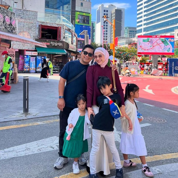 <p>Nina Zatulini membagikan pengalaman menarik yang tak terduga saat liburan ke Korea Selatan bersama suami, Chandra Tauphan Ansar, dan ketiga anaknya. (Foto: Instagram@ninazatulini22)</p>