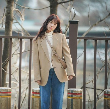 Sisi Keibuan Park Shin Hye di Balik Layar Drakor 'The Judge from Hell' Tuai Pujian