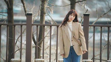 5 Potret Gaya Kasual Park Shin Hye yang Bisa Dipakai ke Kantor, Chic Banget Bun!