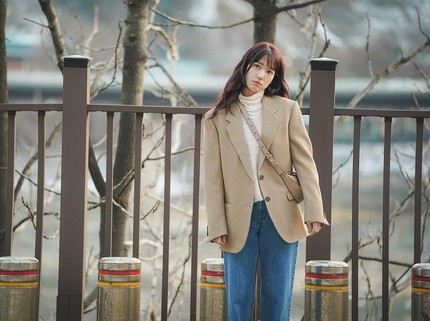 5 Potret Gaya Kasual Park Shin Hye yang Bisa Dipakai ke Kantor, Chic Banget Bun!