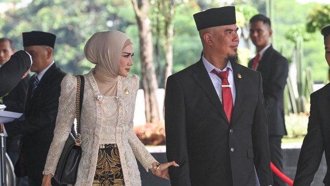 Mahkamah Kehormatan Dewan DPR memberi sanksi ringan kepada Ahmad Dhani karena melanggar kode etik terkait plesetan marga Pono jadi Porno.