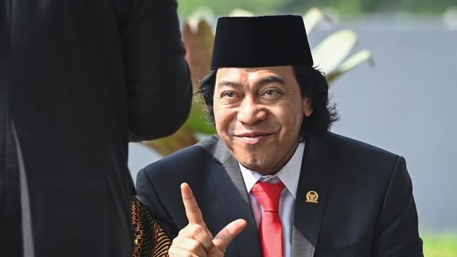 Anggota DPD RI Komeng berkelakar saat menanggapi kisruh kelangkaan LPG 3 Kg akibat kebijakan Menteri ESDM Bahlil Lahadalia.