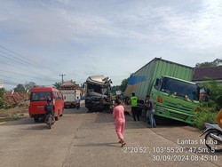 Bus Hantam Truk Parkir di Jalintim Palembang-Jambi, 2 Orang Tewas