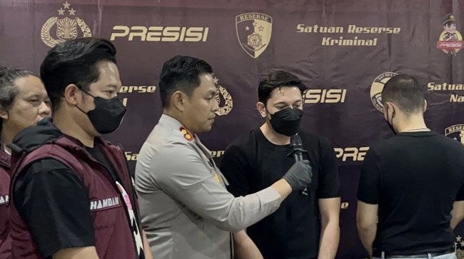 Polisi menyebut Andrew Andika dan lima orang rekannya sempat melakukan pesta narkoba di sebuah lokasi di wilayah Jakarta Barat.
