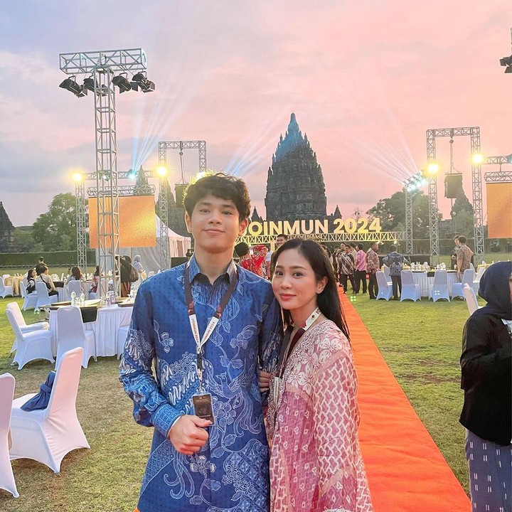 <p>Putra sulung Bunga Zainal, Karan Pradhi Singh, kini sudah genap berusia 14 tahun, Bunda. Meski masih remaja, Karan memiliki tubuh yang sangat tinggi, lho. (Foto: Instagram: @bungazainal05)</p>