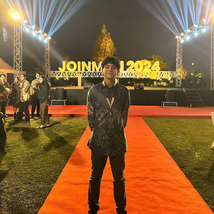 <p>"Hehehe enggak apa-apa Bun (bertanya tinggi dan berat badan Karan). Terakhir ukur tingginya 181 cm (mudah-mudahan masih bisa lebih tinggi lagi hahaha). Beratnya 64 kg," kata Bunga sambil mengunggah potret Karan melalui laman Instagram Stories-nya. (Foto: Instagram: @bungazainal05)</p>