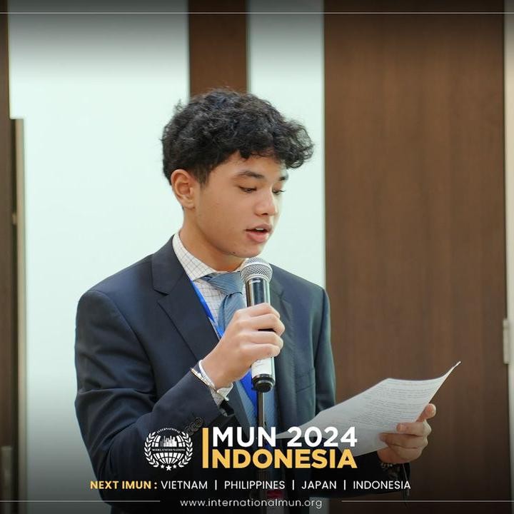 <p>Tidak hanya itu, Karan juga telah menorehkan banyak prestasi. Ia sempat mengikuti program di Colombia University jurusan Ecomomic & Political Ideologies in the Modern World. Selain itu, ia juga pernah memenangkan kategori Getting Most Outstanding Delegate Award di ajang International MUN 2024. (Foto: Instagram: @bungazainal050)</p>