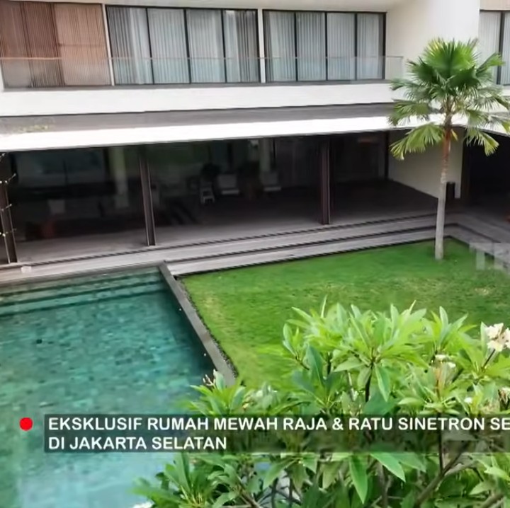 <p>Sama seperti kebanyakan rumah mewah pada umumnya, rumah milik Citra Kirana dan Rezky Aditya juga memiliki kolam renang yang besar. Tidak hanya itu, di sampingnya pun terdapat taman yang luas. (Foto: YouTube TRANS7 OFFICIAL)</p>