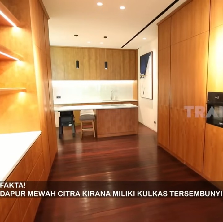 <p>"Rumah kita memang konsepnya enggak ada ruang tamu. Langsung saja di sini, (berkumpul) kalau ada tamu," ujar Bunda satu anak ini. (Foto: YouTube TRANS7 OFFICIAL)</p>