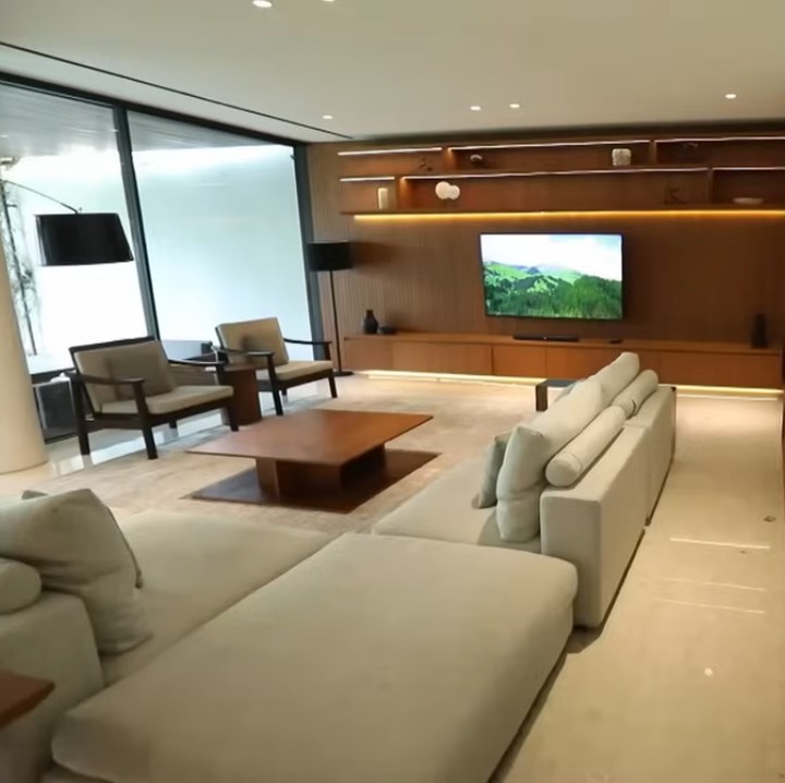 <p>Terdapat satu ruangan yang menarik perhatian di rumah ini, Bunda. Pasalnya, ada satu ruang tengah terbuka yang dibuat multifungsi. Ruangan luas ini juga dilengkapi beberapa furnitur seperti sofa, meja, televisi, meja makan kayu panjang. (Foto: YouTube TRANS7 OFFICIAL)</p>
